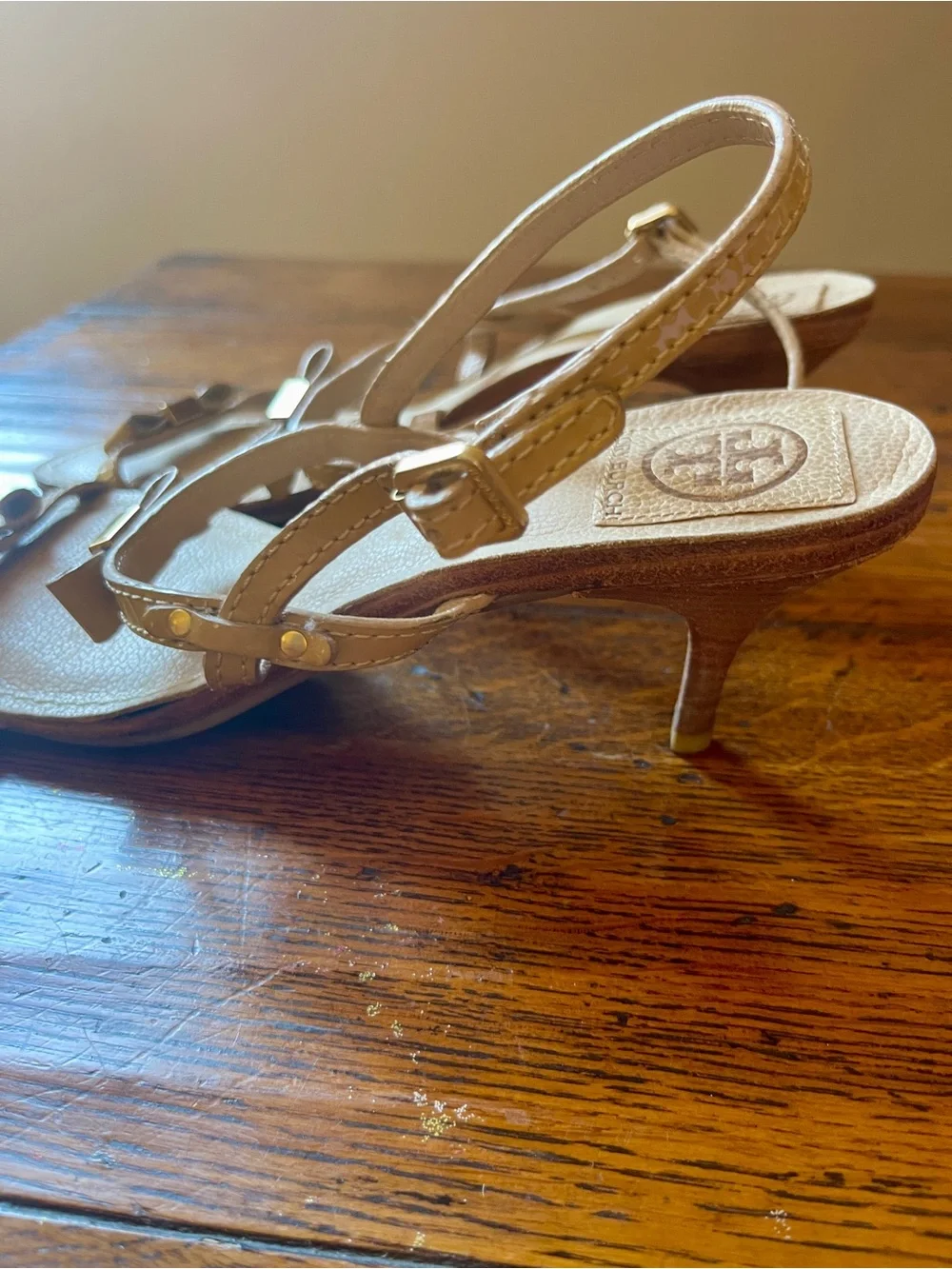 Tory Burch Tan Bow Logo T-Strap Sandals 9.5
